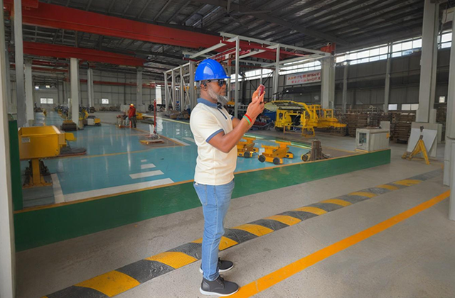 Mr. Aziz, an American distributor, visited Shandong Rongyixin Construction Machinery and reached a m